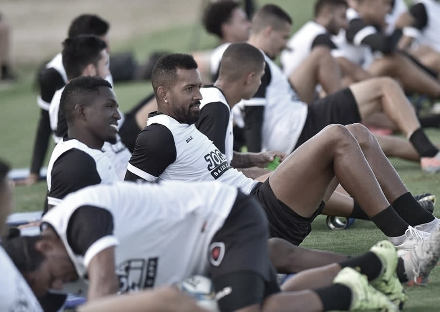 Titular do Botafogo-PB, volante Everton Heleno visa recuperação na carreira 