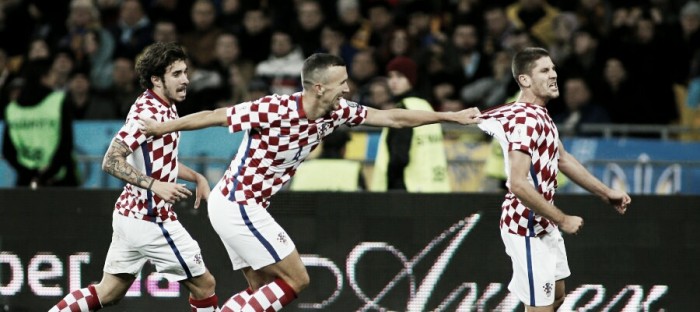 Com dois gols de atacante Kramarić, Croácia vence Ucrânia e avança à repescagem