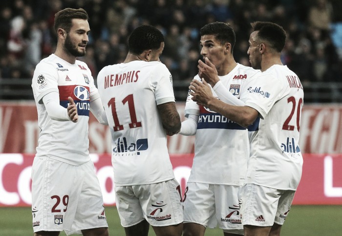 Com hat-trick de Depay, Lyon goleia Troyes e diminui diferença para os líderes