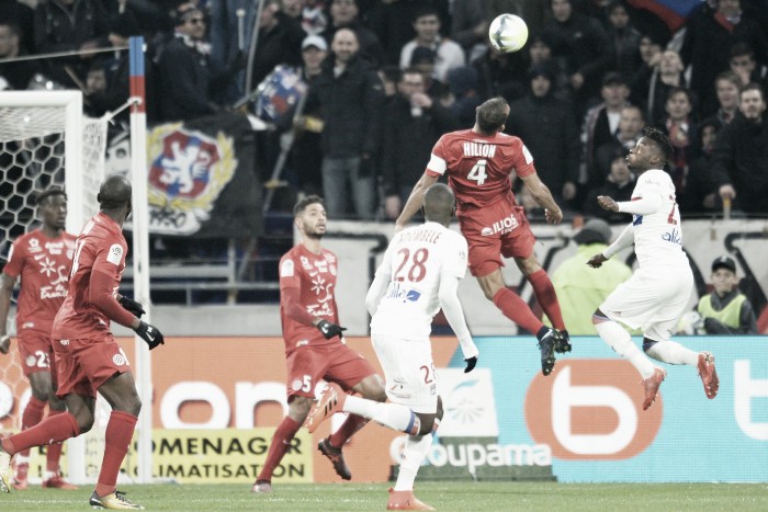Em jogo de poucas ideias, Lyon empata com Montpellier e perde chance de encostar no Monaco