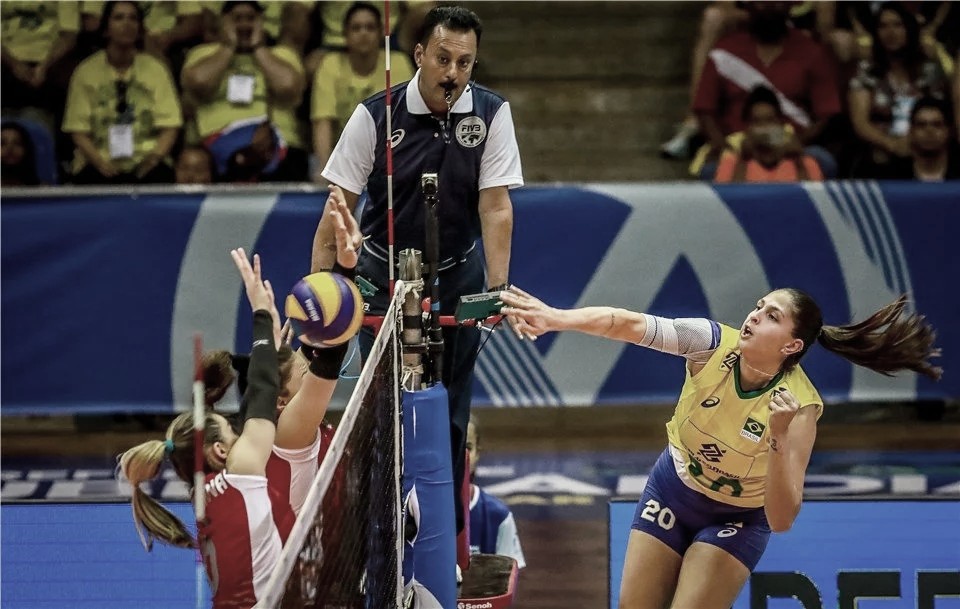 Brasil passa sufoco, mas vence Azerbaijão no tie-break pelo Pré-Olímpico de Vôlei