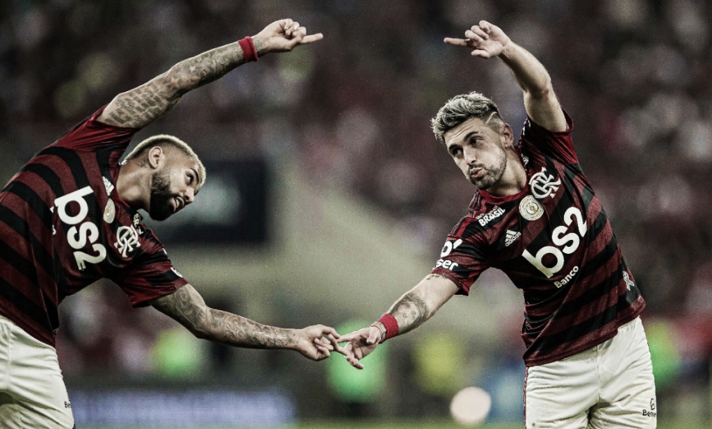 Flamengo aproveita duas expulsões do Inter e vence com gols do trio ABG Flamengo aproveita duas expulsões do Inter e vence com gols do trio ABG
