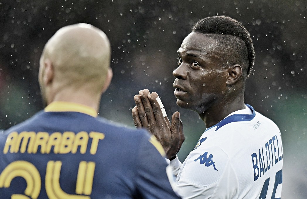 Vexatório! Mario Balotelli é novamente vítima de racismo na Itália Vexatório! Mario Balotelli é novamente vítima de racismo na Itália