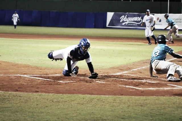Leones logra la primera victoria del campeonato Leones logra la primera victoria del campeonato