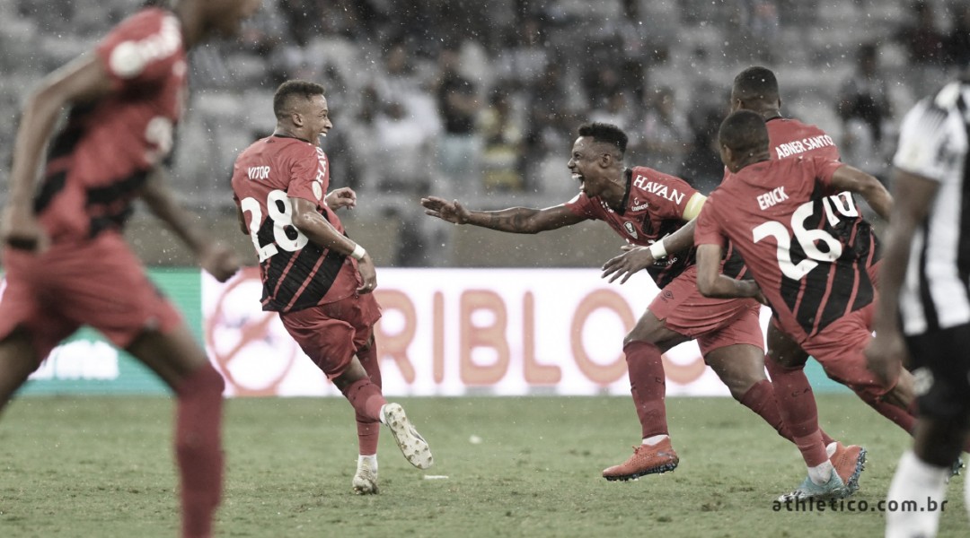 Com gol de Vitinho no final, Athletico-PR derrota Atlético-MG no Mineirão