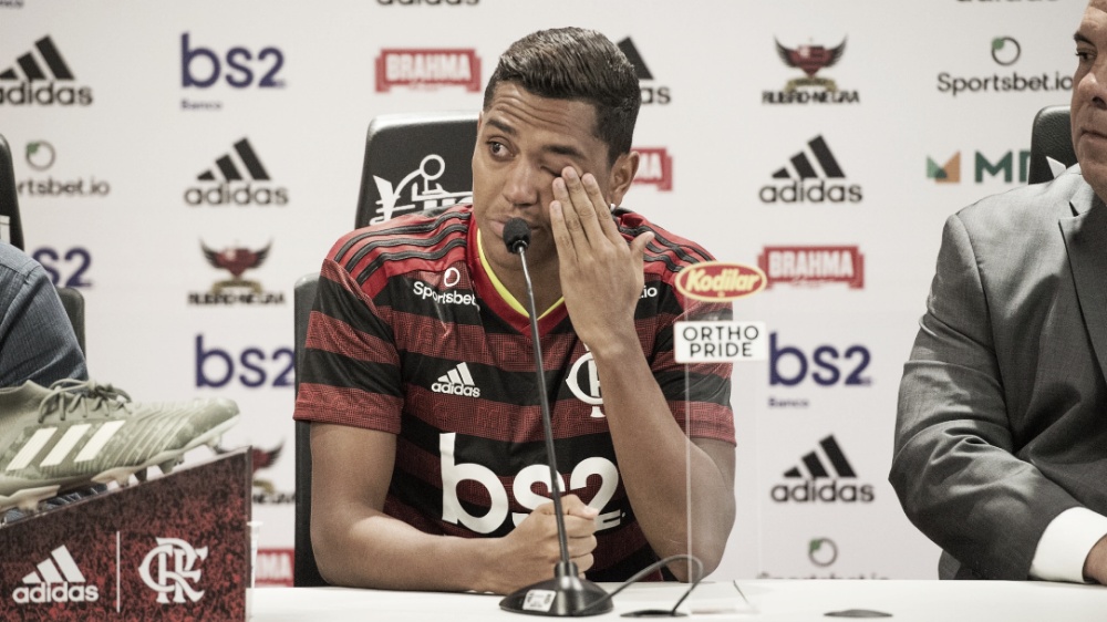 Pedro Rocha não segura choro ao ser apresentado pelo Flamengo: "Emoção muito grande" Pedro Rocha não segura choro ao ser apresentado pelo Flamengo: "Emoção muito grande"