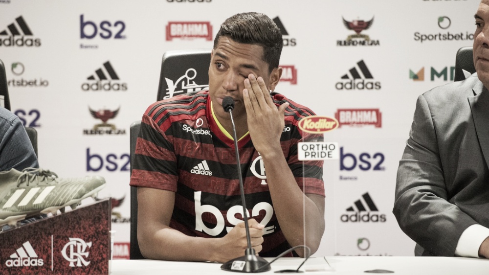 Pedro Rocha não segura choro ao ser apresentado pelo Flamengo: "Emoção muito grande"