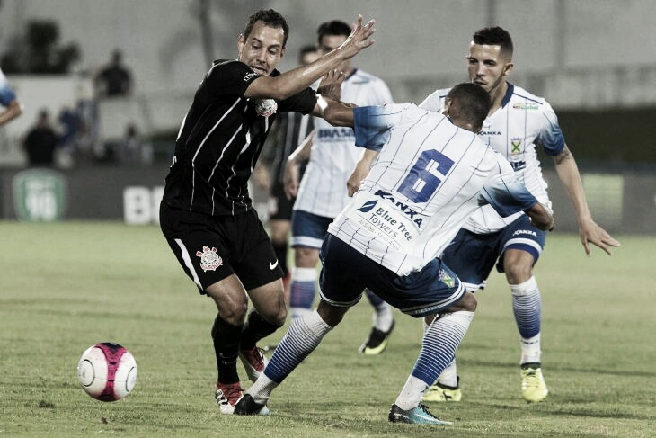 Fagner em cobrança de falta no jogo entre Corinthians e Santo André