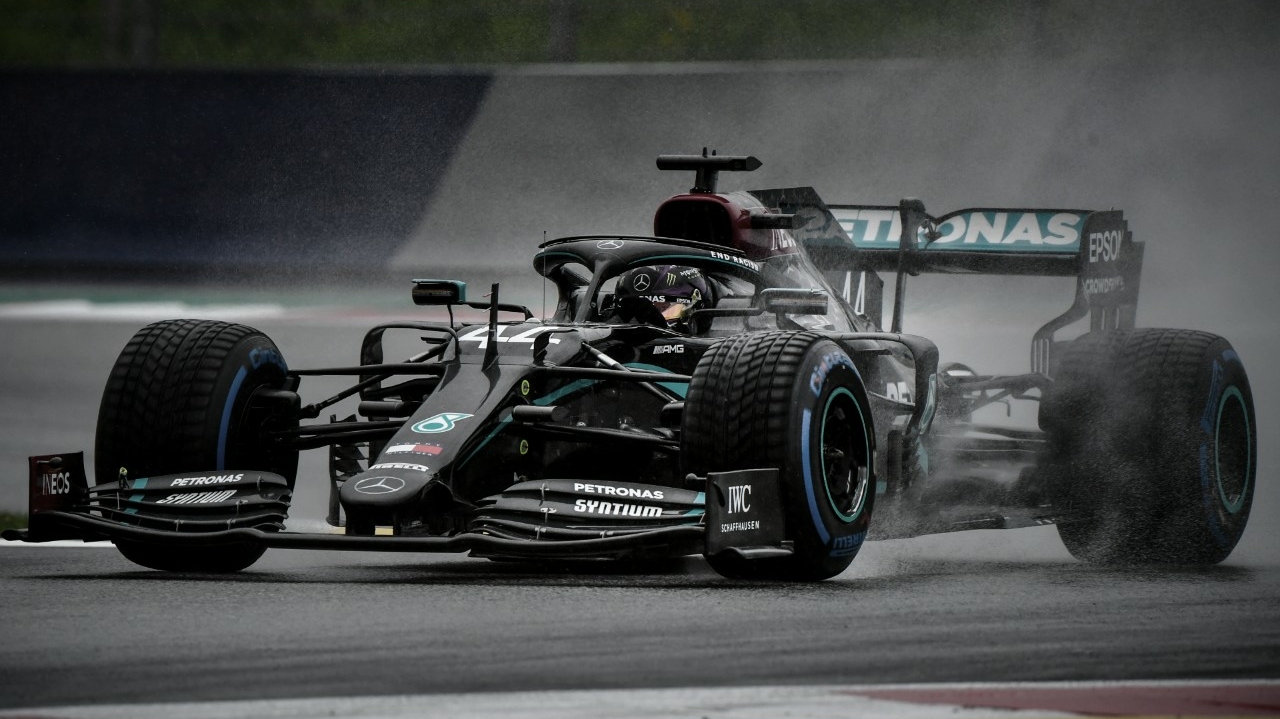 Hamilton crava pole em instável qualifying no GP da Estíria; Ferrari passa vergonha de novo Hamilton crava pole em instável qualifying no GP da Estíria; Ferrari passa vergonha de novo