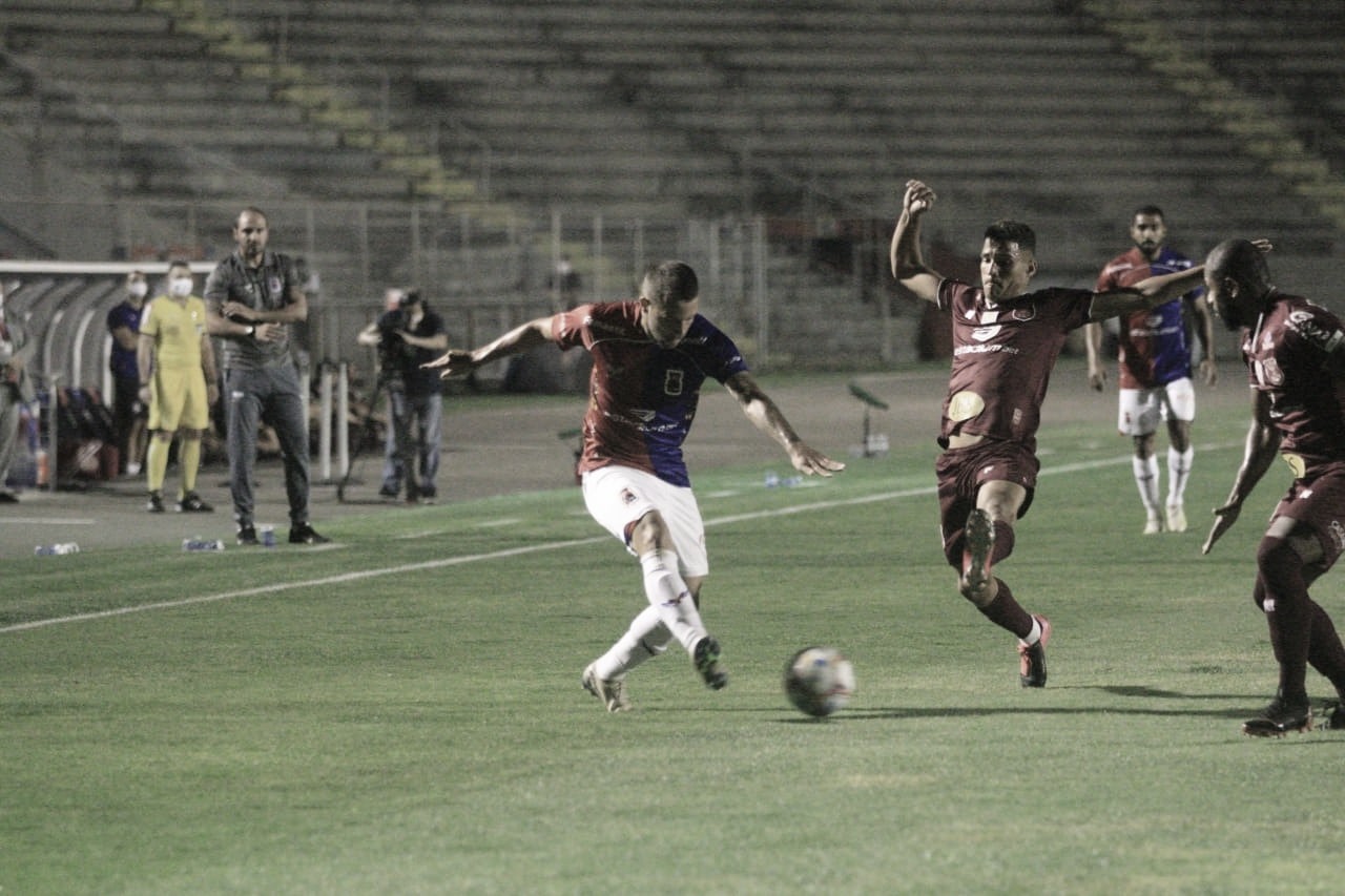 Em jogo interrompido pela falta de energia, Paraná e Náutico empatam pela Série B Em jogo interrompido pela falta de energia, Paraná e Náutico empatam pela Série B