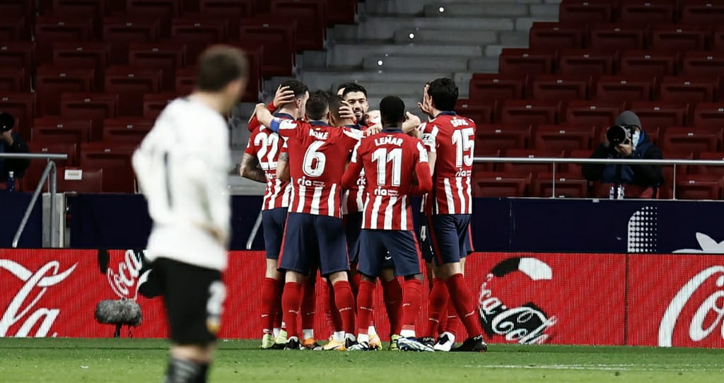 Un brillante Atlético remontó al Valencia y afianza el liderato Un brillante Atlético remontó al Valencia y afianza el liderato