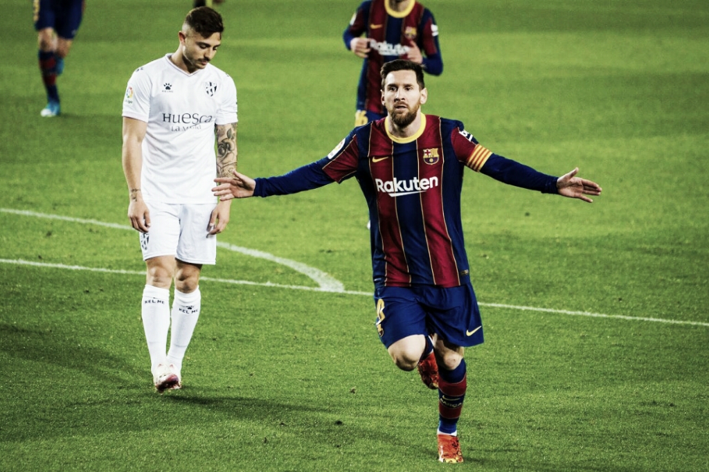 Messi iguala Xavi em número de jogos pelo Barcelona, faz golaço e comanda goleada sobre Huesca