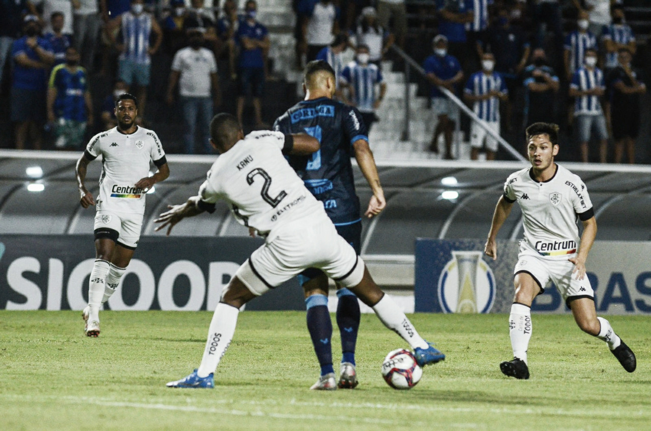 Com a volta da torcida, CSA joga bem e quebra invencibilidade do Botafogo