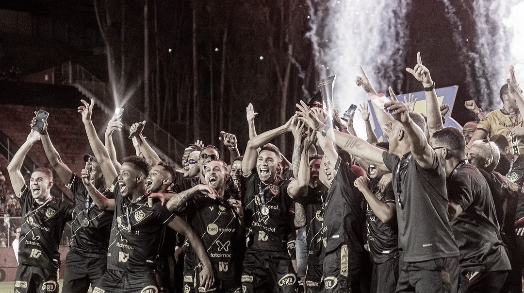 Vitória vence Sport, levanta troféu da Série B e complica rival