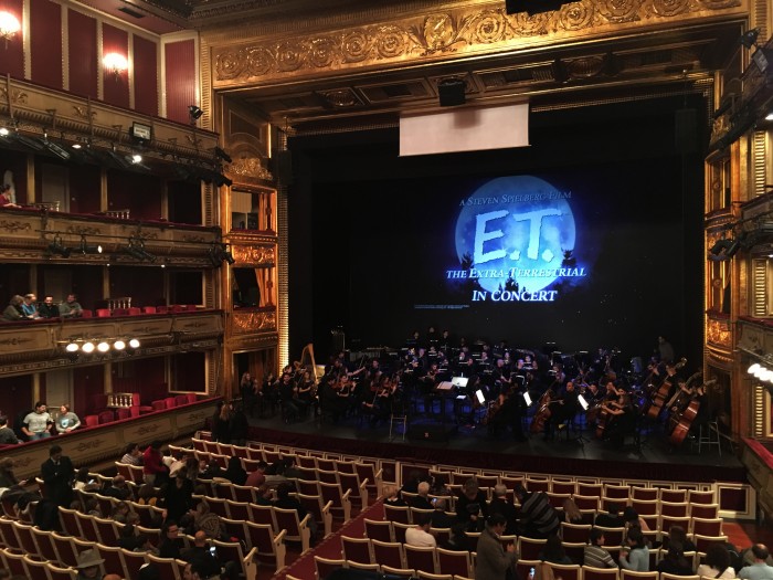 E.T. sobrevuela Madrid en el concierto por su 35 aniversario