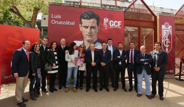 El Granada inaugura la puerta del Nuevo Los Cármenes dedicada a Luis Oruezábal 'Chikito'