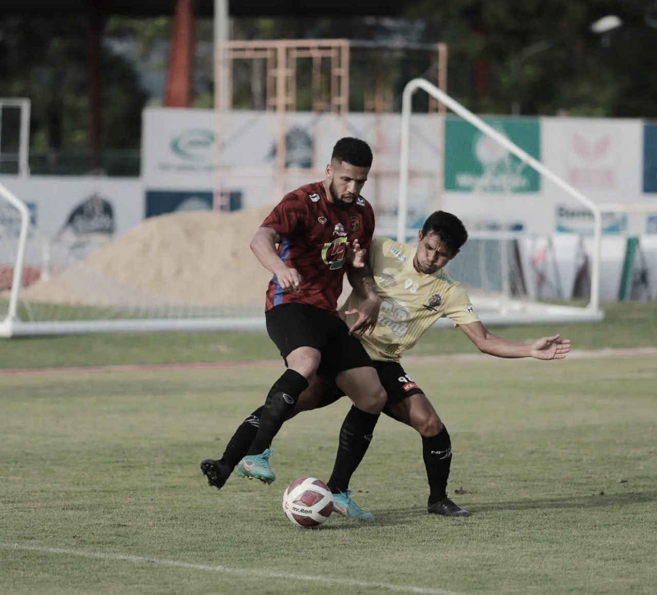 Samuel comemora permanência no futebol tailandês e projeta temporada do Prachuap