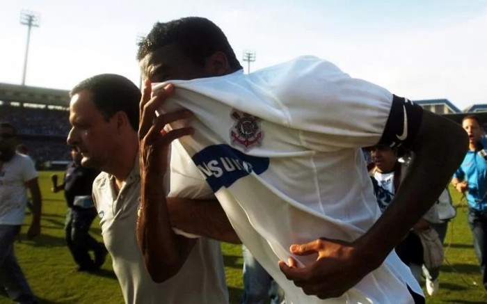 O despertar da polêmica de 2007: relembre a histórica rivalidade entre Corinthians e Internacional