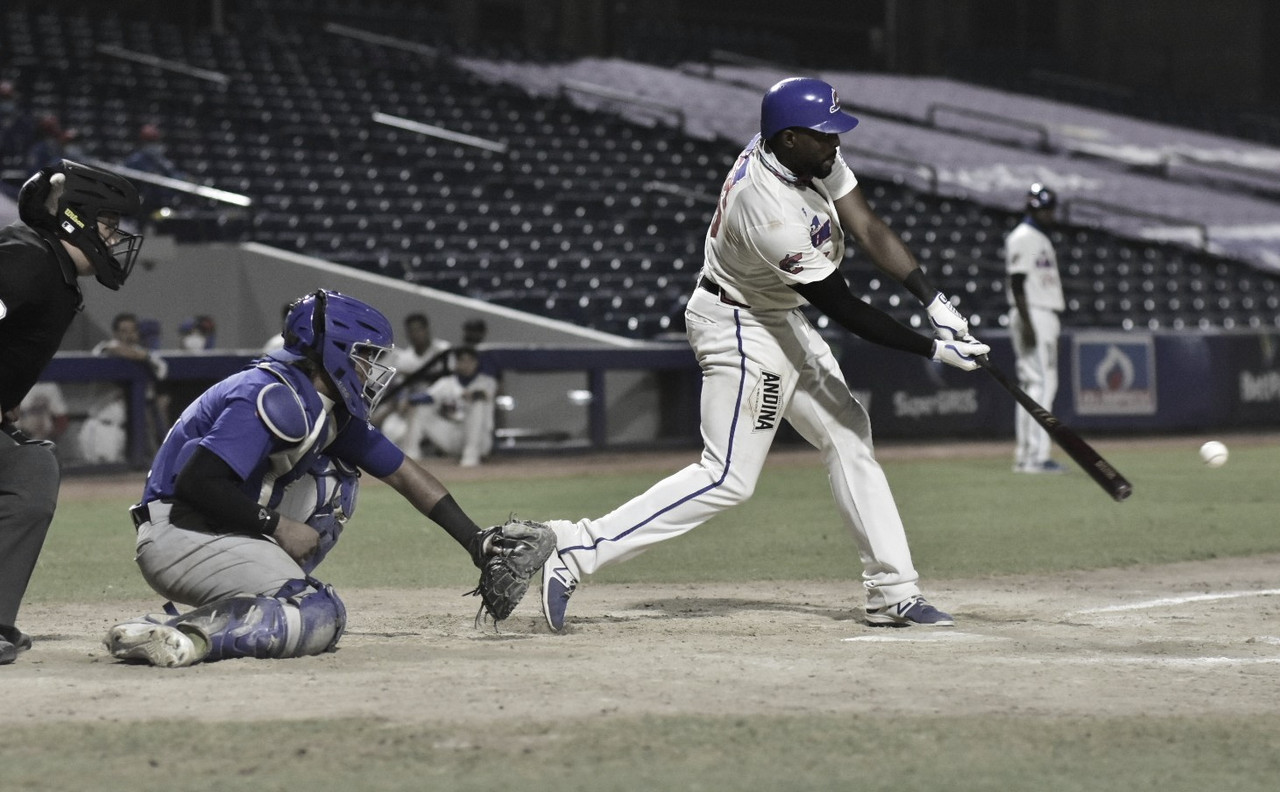 Los Caimanes se quedan con la serie ante los Vaqueros Los Caimanes se quedan con la serie ante los Vaqueros