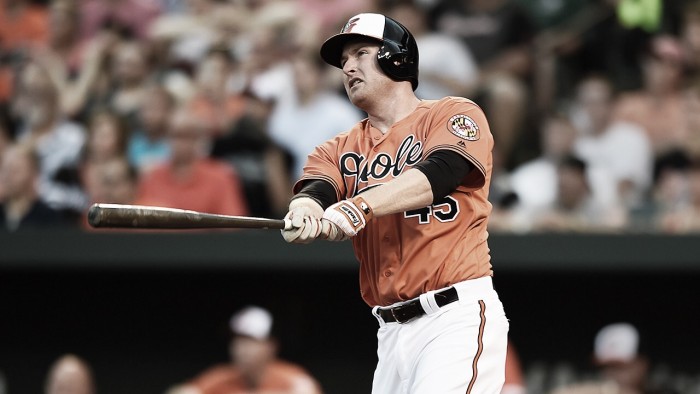 Baltimore Orioles re-sign Mark Trumbo