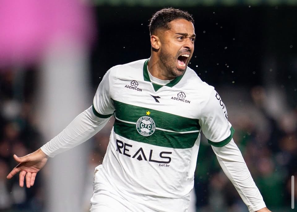 Coritiba supera Atlético-GO e dispara na ponta da Série B Coritiba supera Atlético-GO e dispara na ponta da Série B