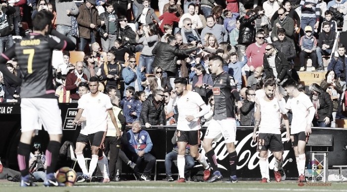 El Valencia resucita ante un decepcionante Espanyol
