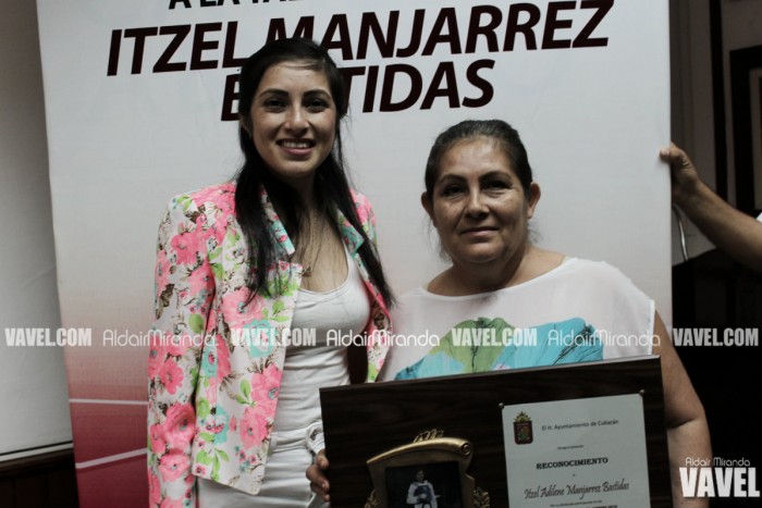 Itzel Manjarrez es reconocida por el presidente de Culiacán