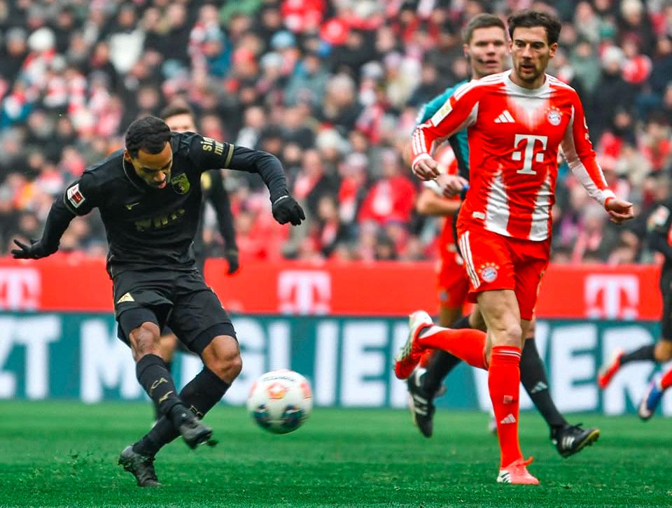 Bayern sofre virada para Augsburg na Allianz Arena e perde invencibilidade na Bundesliga Bayern sofre virada para Augsburg na Allianz Arena e perde invencibilidade na Bundesliga