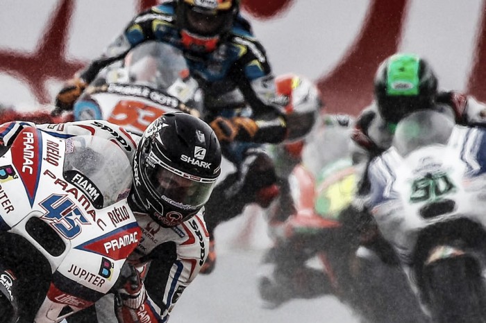 Independent riders discuss tyre issues during wet Assen GP