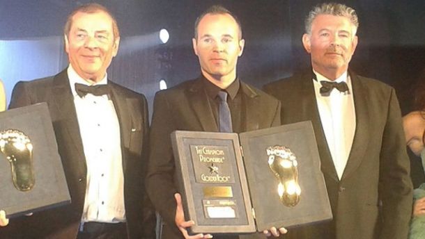 Iniesta, galardonado con el Golden Foot 2014