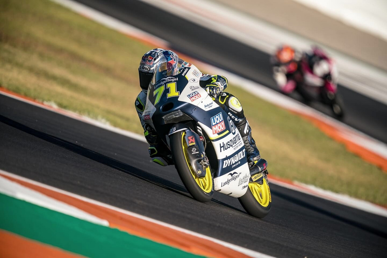 GP Valencia: Ayumu Sasaki sube a lo más alto en Moto3
