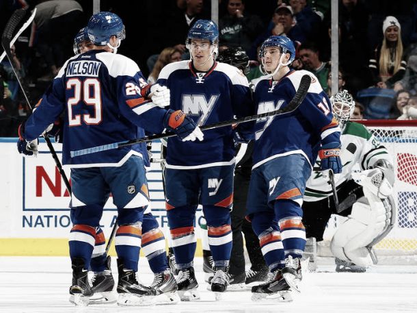 Em jogo de 12 gols, Islanders passam pelos Stars