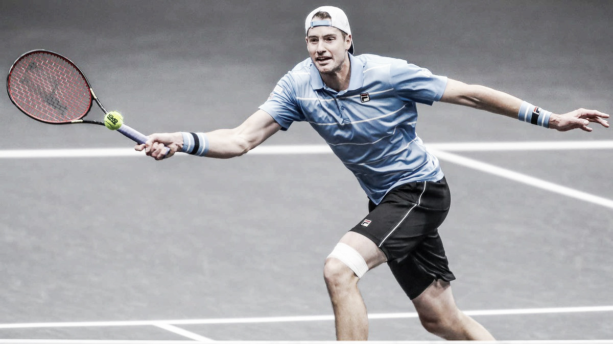 Em jogo duro, Isner vence Tomic e vai às quartas no ATP 250 de New York Em jogo duro, Isner vence Tomic e vai às quartas no ATP 250 de New York