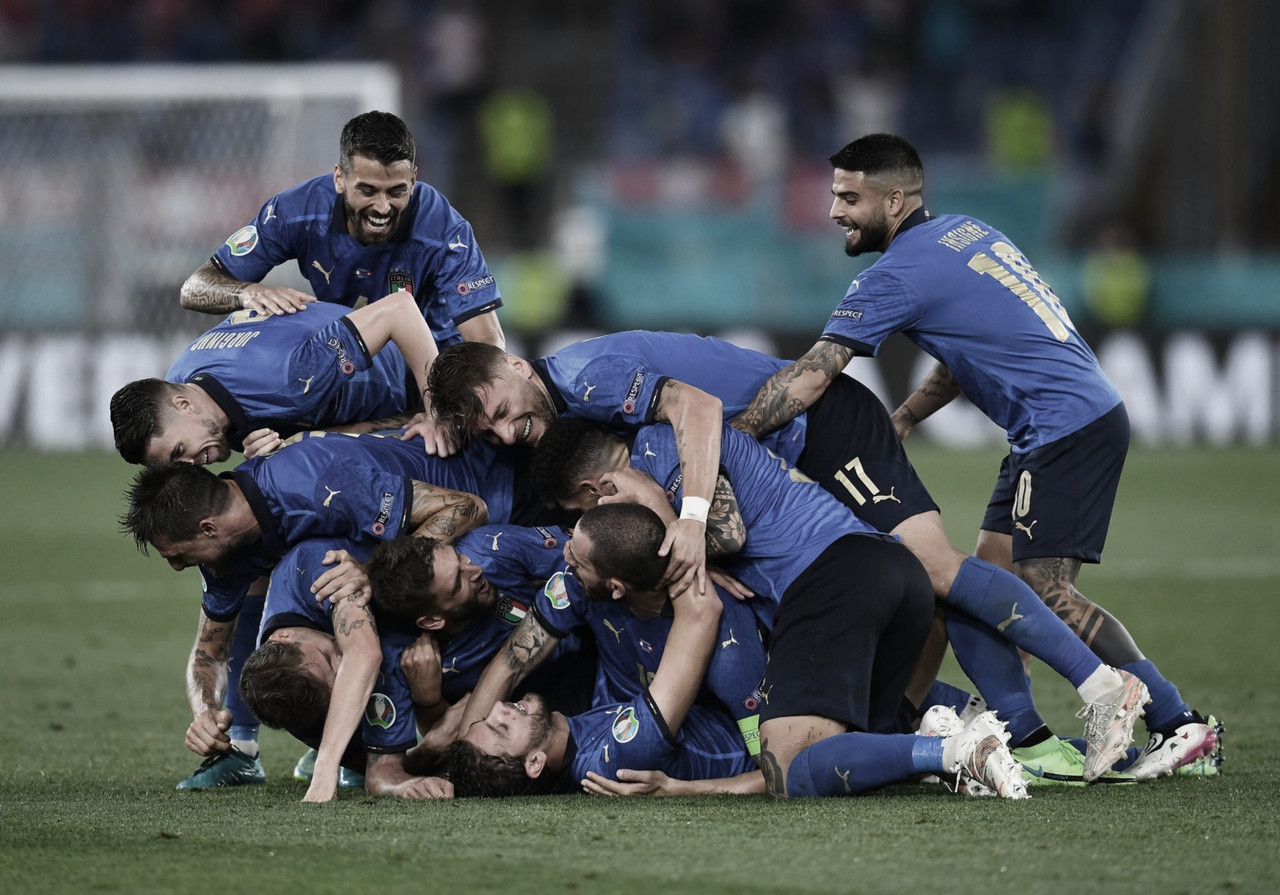 Italia da una cátedra de fútbol y avanza a octavos de final