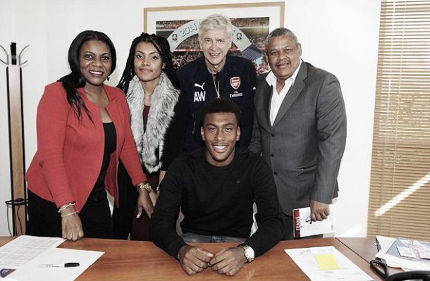 Alex Iwobi signs new Arsenal deal