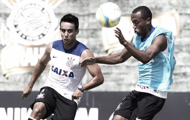 Jadson assina com o Timão e nome do jogador já aparece no BID Jadson assina com o Timão e nome do jogador já aparece no BID