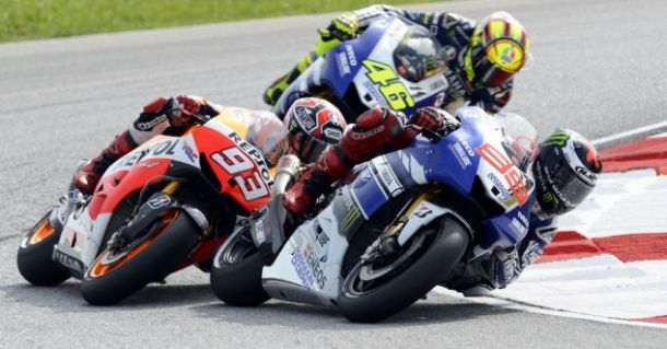 MotoGP Brno. Lorenzo al comando, Rossi e Marquez nemici alleati