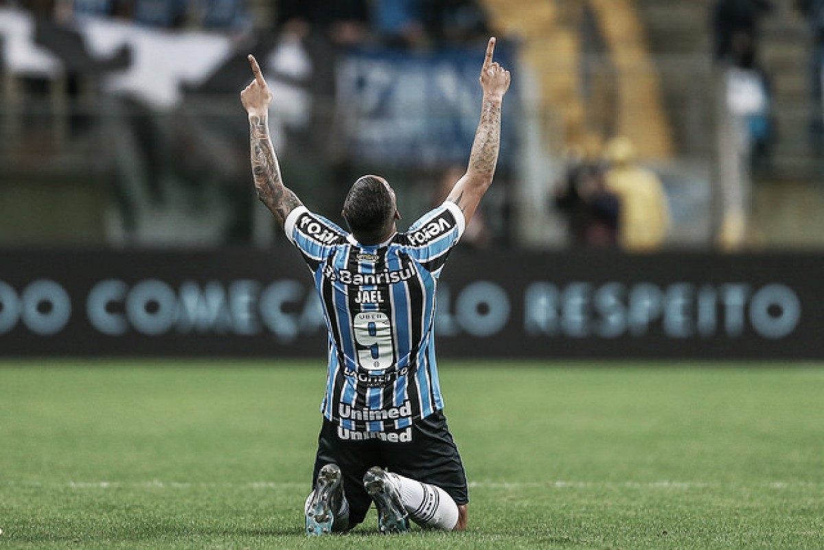 Com reservas, Grêmio bate Flamengo com direito a 'olé' e entra no G-4 do Brasileiro