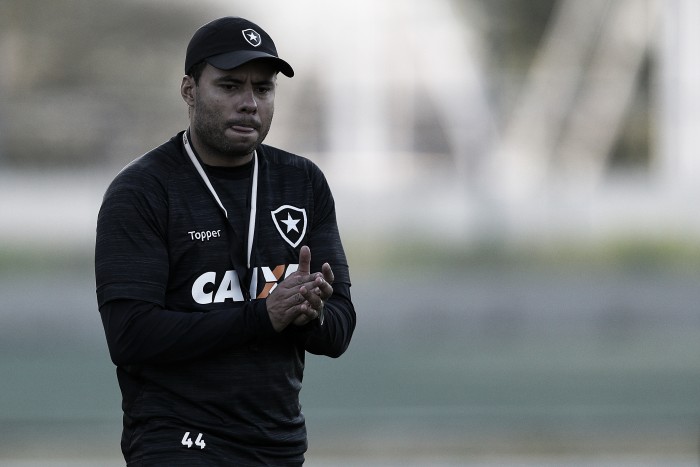 Botafogo supera eliminação recente, derrota Coritiba e Jair elogia: "Mostramos maturidade"
