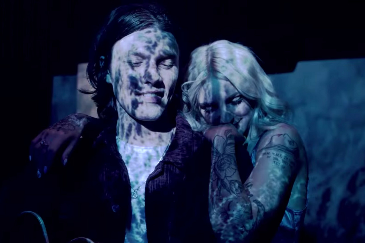 Peer Pressure de James Bay y Julia Michaels ya tiene
videoclip