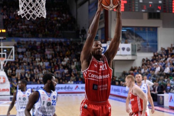 Basket, Serie A1 - Pesaro è "guastafeste". La Juve cade in casa nel giorno di Oscar