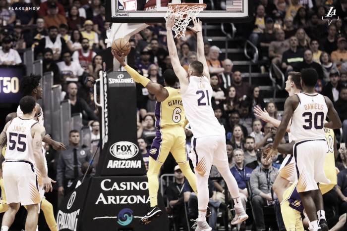 NBA, Booker non basta a Phoenix contro i Lakers. Portland schianta i Nuggets
