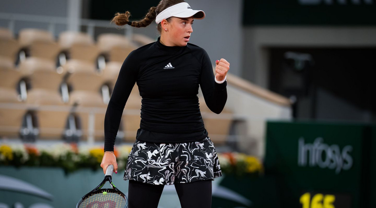 French Open: Jelena Ostapenko powers past Karolina Pliskova