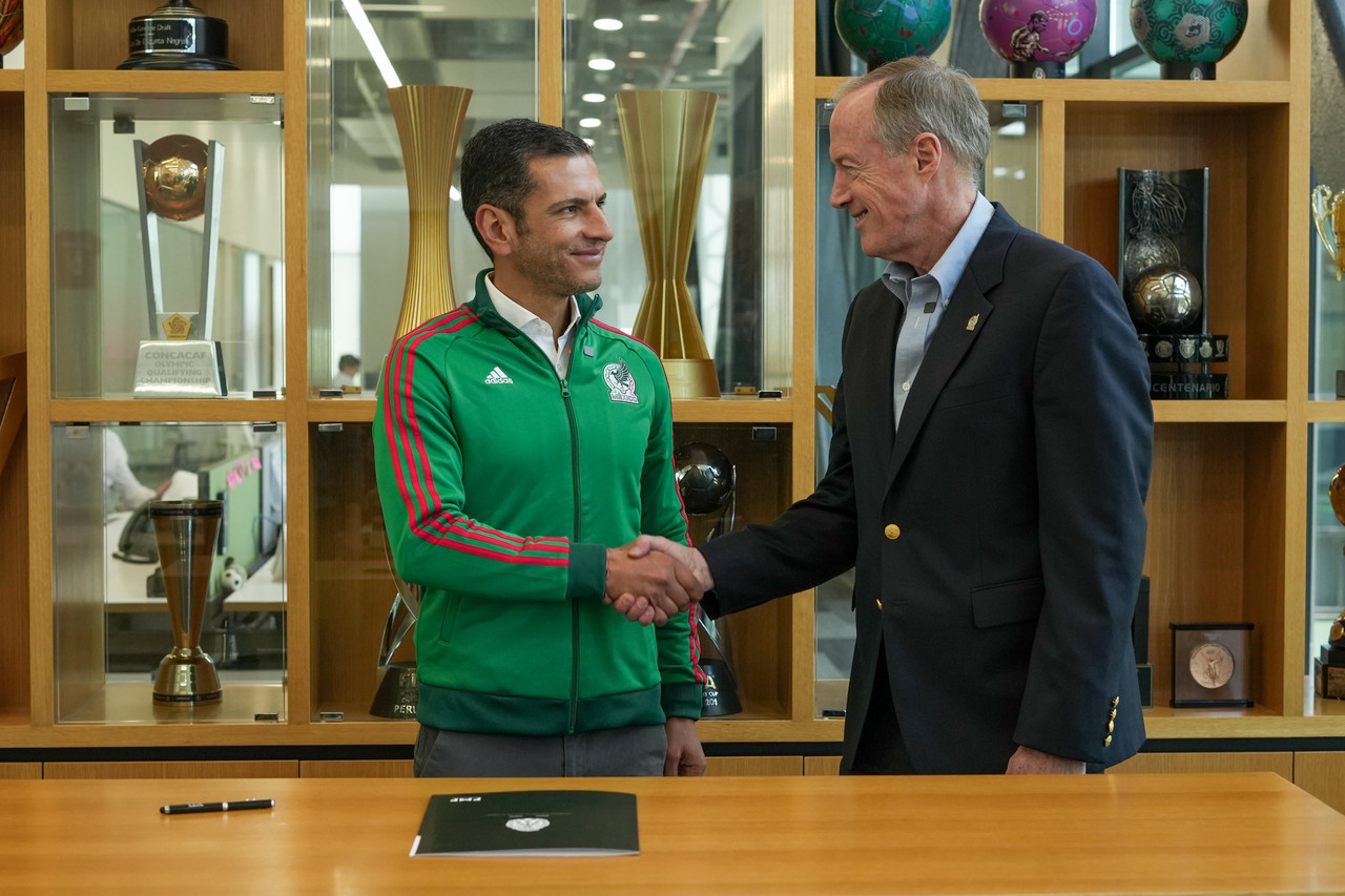 Jimmy Lozano es ratificado como director técnico de México hasta 2026