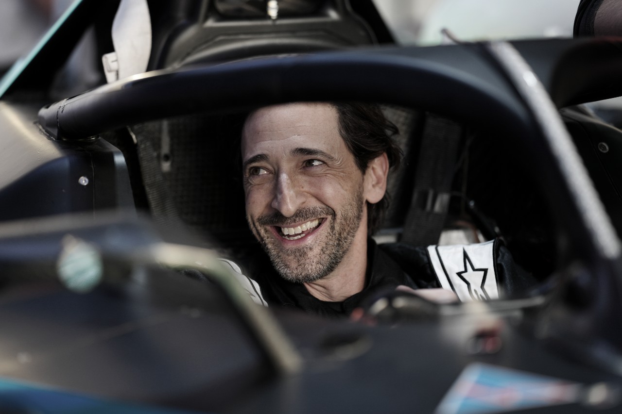 Ator Adrien Brody pilota carro da Fórmula E no circuito de rua de Diriyah