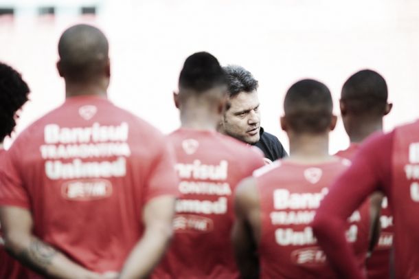 Argel Fucks testa Juan e Ernando entre os titulares no treino desta sexta feira no Internacional Argel Fucks testa Juan e Ernando entre os titulares no treino desta sexta feira no Internacional