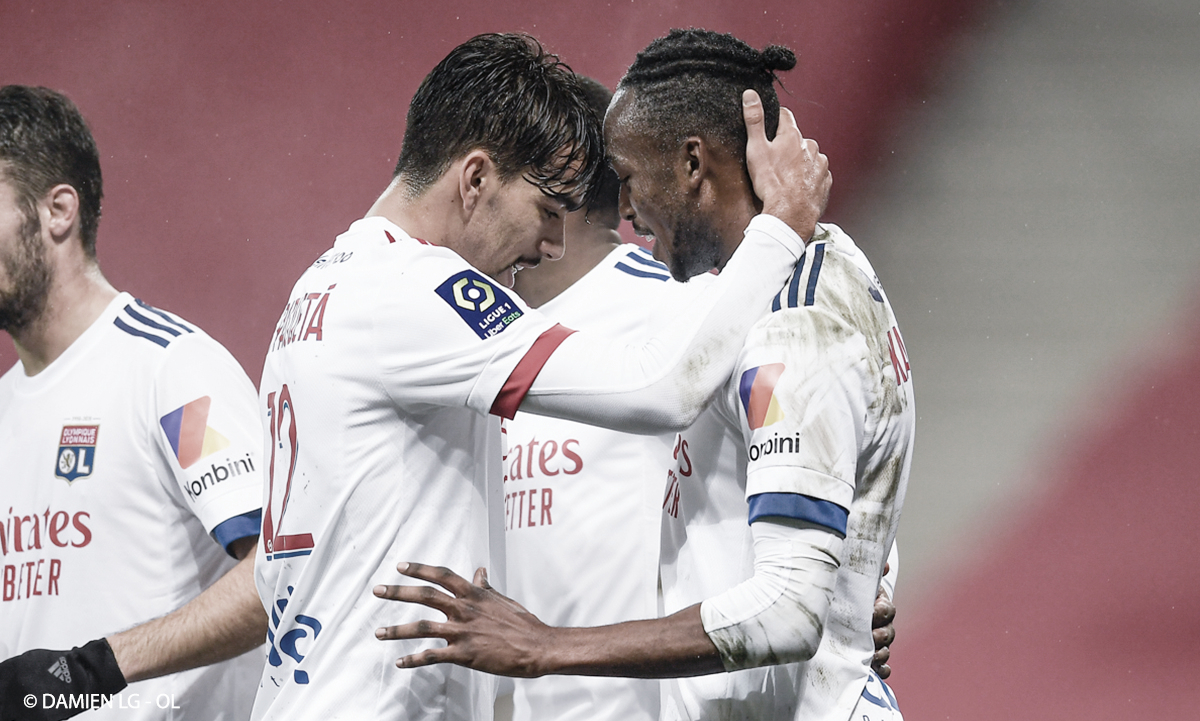 Lyon aproveita falhas defensivas do Nice, goleia e assume
liderança provisória da Ligue 1