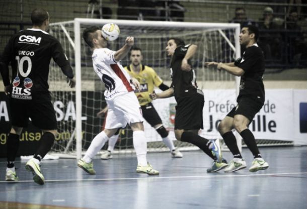 Na abertura da Liga Futsal, Jaraguá se vinga do Joinville em noite de Nenê