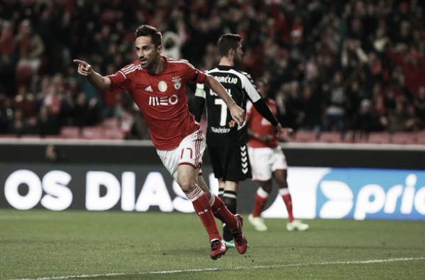 Jonas cabecea a Benfica a lo más alto