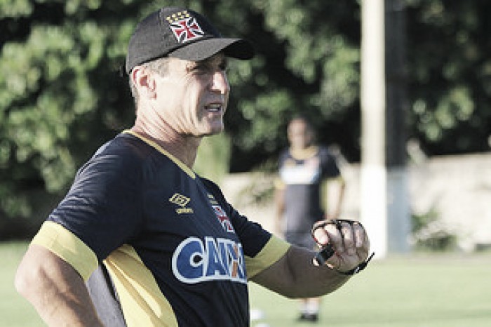 Jorginho elogia boa atuação do Vasco contra o Sampaio: "Isso me deixou mais feliz" Jorginho elogia boa atuação do Vasco contra o Sampaio: "Isso me deixou mais feliz"